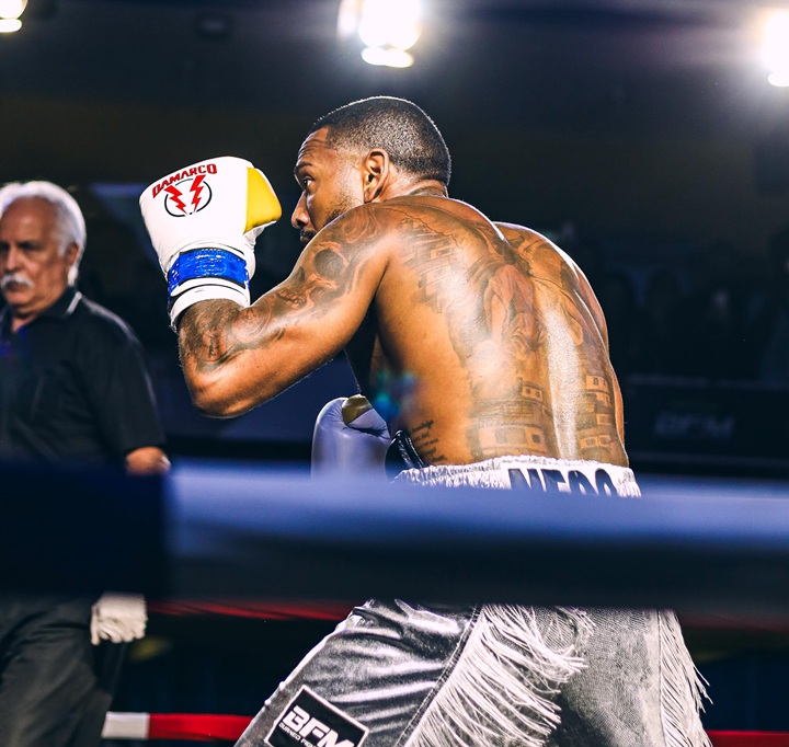 Nego do Borel supera Rafinha de Queimados e emplaca segunda vitória no Boxe; saiba mais 1 Nego do Borel venceu o atleta Rafinha de Queimados na decisão dos árbitros (Foto: André Fonseca/@andreffonseca_)