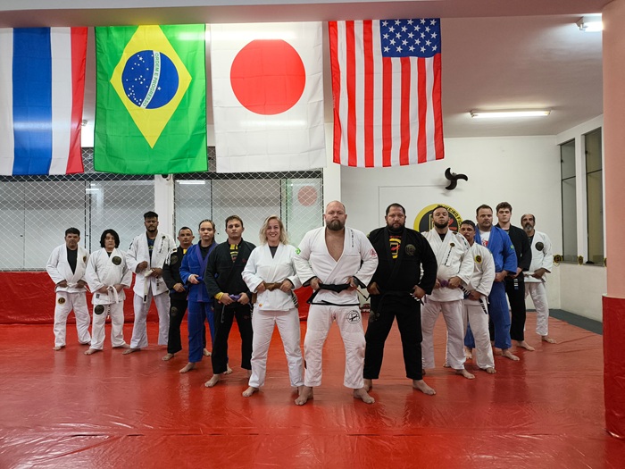 Com uma vida dedicada às artes marciais, Cleber Oliveira celebra 9 anos da sua academia