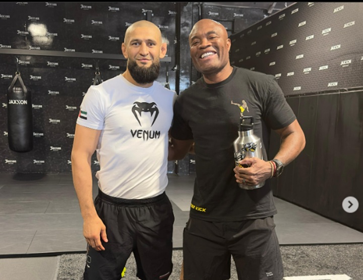 Às vésperas do UFC 319, Chimaev ganha ‘reforço’ de Anderson Silva antes de disputa de cinturão